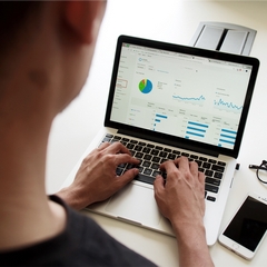 ноутбук с seo статистикой